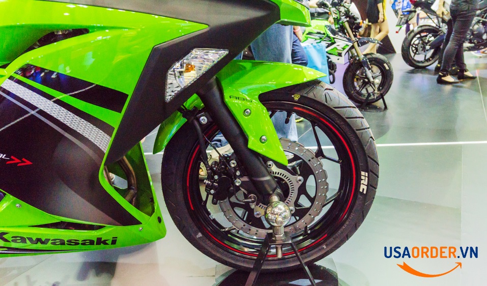 Ninja 300 có hai phiên bản, có và không có thắng ABS