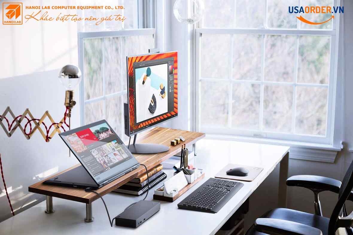 Máy tính xách tay Lenovo ThinkPad X1 Yoga trên máy tính để bàn, với cổng Thunderbolt được kết nối với màn hình.