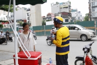 Xuất hiện “Trạm ATM nước lạnh” miễn phí cho người đi đường tại Hà Nội 141 Phố Vọng – ( Báo mới đưa tin )