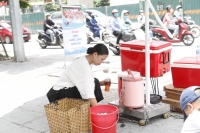 ‘Cây ATM nước mát’ miễn phí giữa ngày hè oi bức ở Thủ đô Hà Nội 141 Phố Vọng – Báo Việt Nam Plus đưa tin