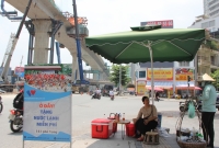 Trạm nước miễn phí phục vụ người lao động giữa thời tiết nắng nóng  tại 141 Phố Vọng - Báo Đại Đoàn Kết đưa tin