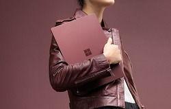 Máy tính xách tay Surface Essentials Bundle